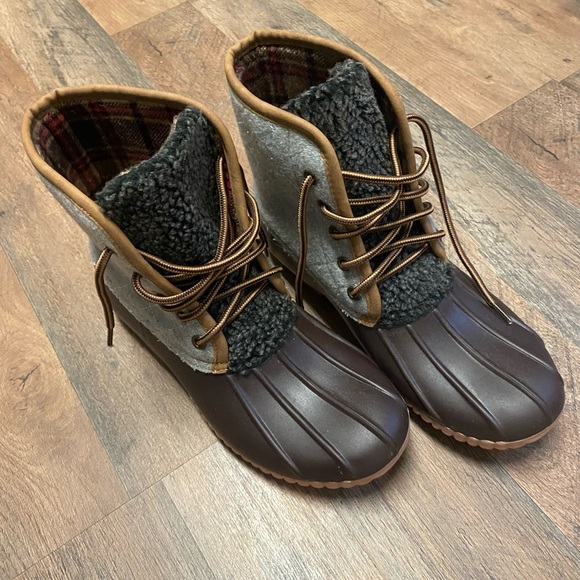 Simply Southern Quilted Heather Grey faux fur Size 8 - Picture 3 of 5